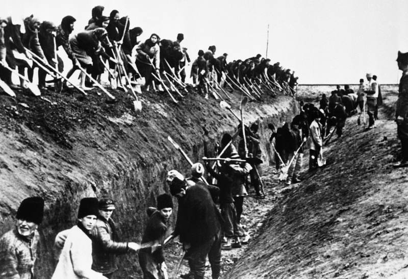 Румыны на строительстве противотанкового рва от советских танков. Июнь 1944 г. 