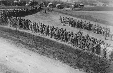 Немецкая 148-я пехотная дивизия сдается в плен. 30 апреля 1945 г.