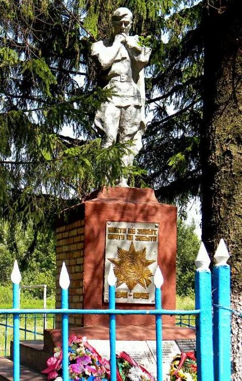 д. Новопершино Дмитриевского р-на. Памятник, установленный в 1965 году на братской могиле, в которой похоронено 279 советских воинов.