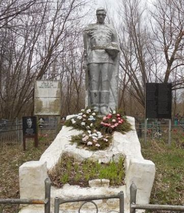 с. Горностаевка Льговского р-на. Памятник, установленный в 1963 году на братской могиле, в которой похоронено 72 советских воинов, в т.ч. 54 неизвестных. 