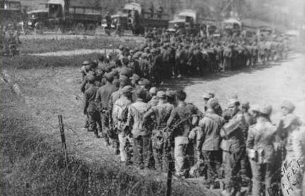 Немецкая 148-я пехотная дивизия сдается в плен. 30 апреля 1945 г.