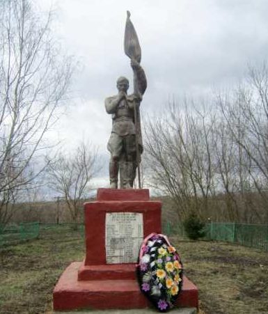 с. Пальцево Дмитриевского р-на. Памятник, установленный в 1967 году на братской могиле, в которой похоронено 240 советских воинов.