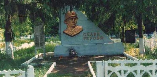 с. Густомой Льговского р-на. Памятник, установленный в 1965 году на братской могиле, в которой похоронено 275 советских воинов, в т.ч. 201 неизвестный. 