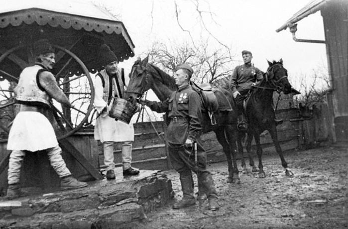 Советские кавалеристы поят коней. 1944 г. 