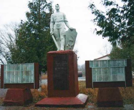 с. Кудинцево Льговского р-на. Памятник, установленный на братской могиле, в которой похоронено 5 советских воинов, в т.ч. 2 неизвестных. 
