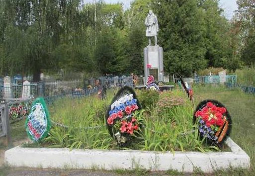 г. Льгов. Памятник, установленный в 1968 году на братской могиле, в которой похоронено 83 советских воинов, в т.ч. 49 неизвестных. 