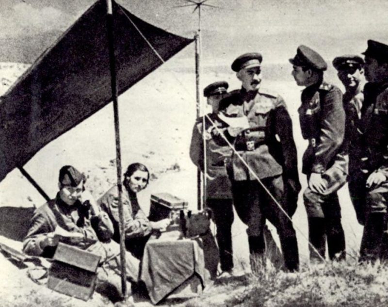 Леонид Брежнев на «Малой земле», куда он приплывал более 40 раз. 1943 г.