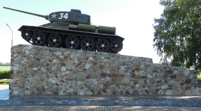 п. Поныри. Памятный знак, посвящённый героям 2-й танковой армии, сооружён на въезде в посёлок в 1983 году. На постаменте, облицованном гранитом, установлен танк «Т–34» в честь танкистов, освобождавших Поныри.