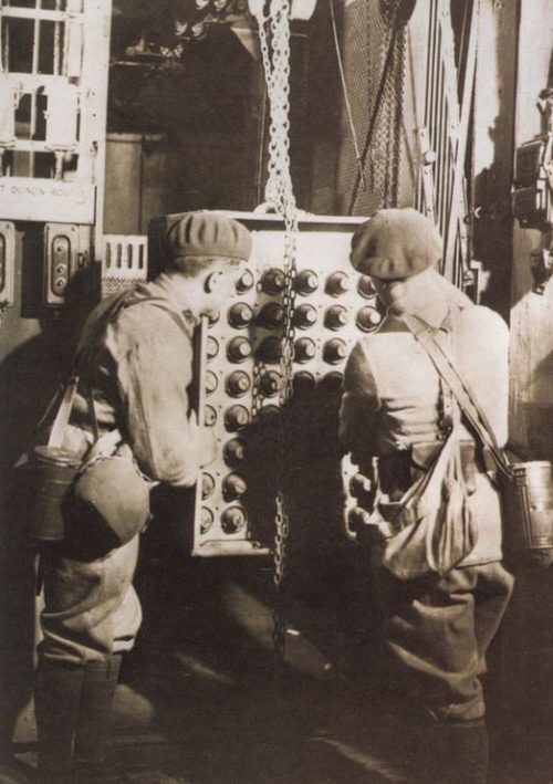 Ящик с боеприпасами на монорельсе в форте «Rochonvillers». 1939 г.
