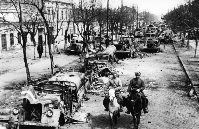 Красные конники в освобожденной Одессе. 1944 г.