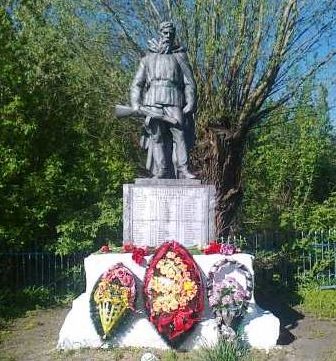 с. Погодино Дмитриевского р-на. Памятник, установленный в 1965 году на братской могиле, в которой похоронено 58 советских воинов, погибших в 1943 г. при освобождении села.