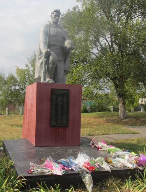 г. Льгов. Памятник у средний школы, установленный в 1968 году на братской могиле, в которой похоронено 109 советских воинов, в т.ч. 3 неизвестных.