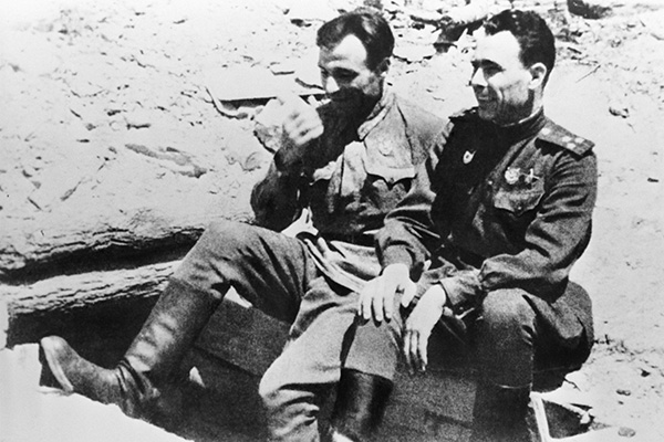 Леонид Брежнев и Авксентий Тихоступ накануне штурма Новороссийска. 1943 г.