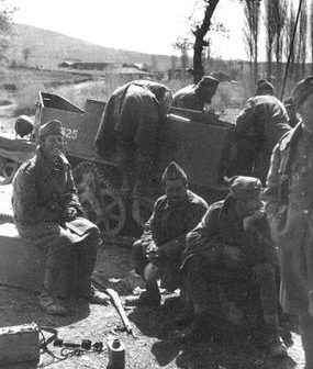 Румынские солдаты у разбитого советского бронеавтомобиля. 1941 г.