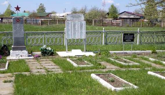 п. Поныри. Памятник, установленный на братской могиле, в которой захоронено 89 советских воинов.