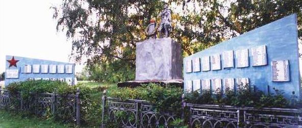 п. Поныри. Памятник, установленный на братской могиле, в которой захоронено 428 советских воинов.