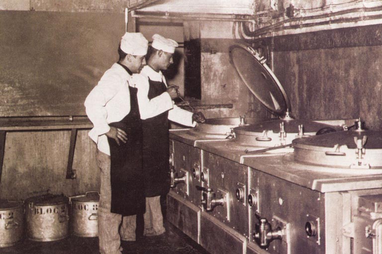 Кухня с электрическими плитами в форте «Rochonvillers». 1939 г.