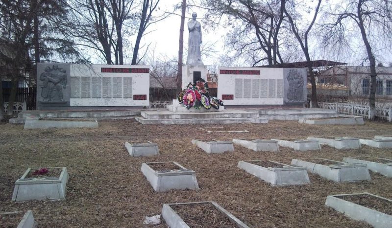 г. Льгов. Памятник, установленный на воинском кладбище на территории лесхоза, где захоронено 549 советских воинов.