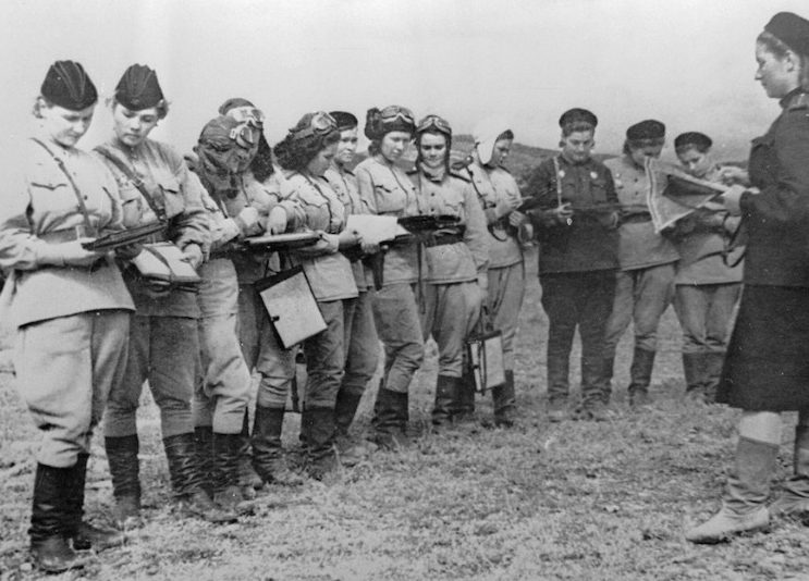 Летчицы 46-го гвардейского авиационного полка перед вылетом у Новороссийска. 1943 г.