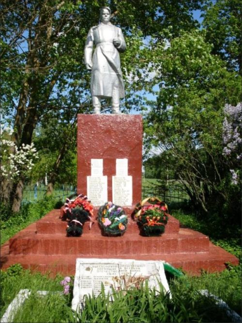 с. Фатеевка Дмитриевского р-на. Памятник, установленный на братской могиле, в которой похоронено 52 советских воина.