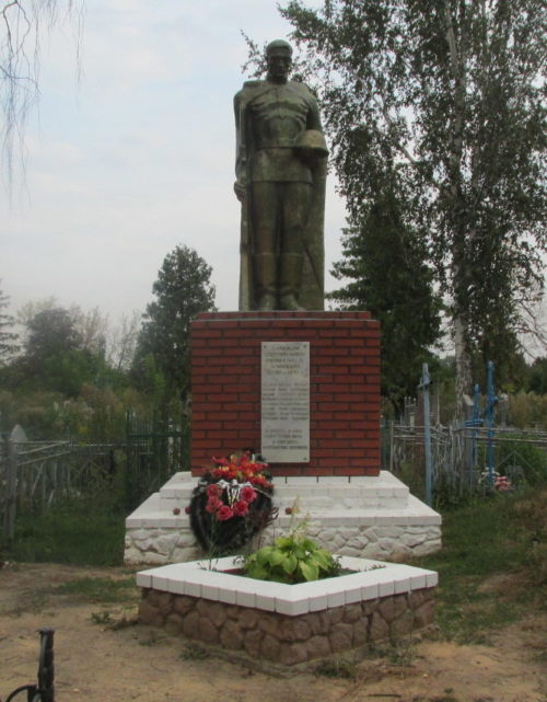г. Льгов – III. Памятник, установленный на братской могиле советских воинов.