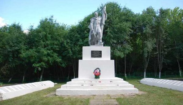 с. 2-е Поныри Поныровского р-на. Памятник у школы, установленный в 1951 году на братской могиле, в которой захоронено 502 советских воинов.