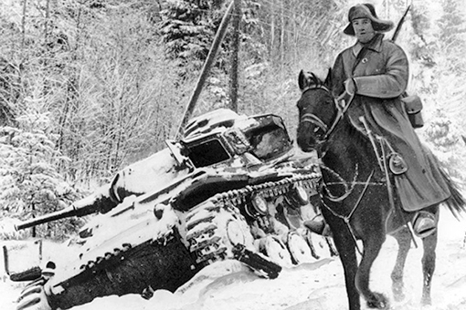 Советский кавалерист в тылу немецких войск.