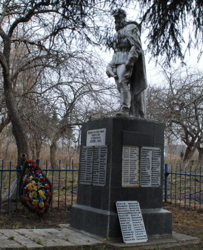 с. Ажово Железногорского р-на. Памятник, установленный в 1953 году на братской могиле, в которой похоронено 124 советских воина.