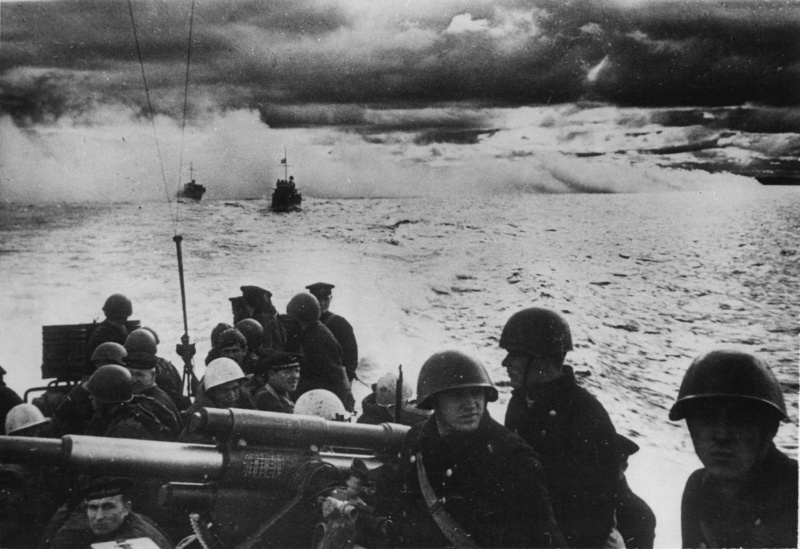 Советские катера с морским десантом в районе Новороссийска. 24 апреля 1943 г. 
