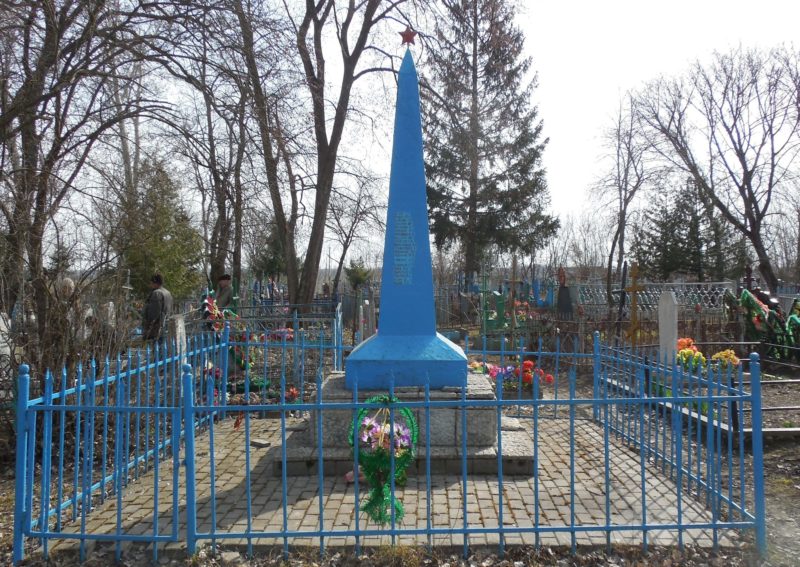 с. Н.Деревеньки Льговского р-на. Обелиск, установленный на могиле советских воинов, погибших в марте 1943 года.