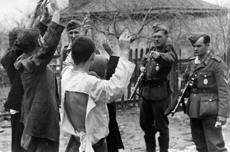 Советские граждане, подозреваемые в связи с партизанами, захваченные в районе Новороссийска. 20 мая 1943 г. 
