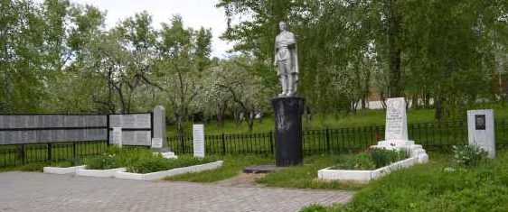 с. Становое Поныровского р-на. Памятник у школы, установленный в 1952 году на братской могиле, в которой захоронено 72 советских воина, в т.ч. 48 неизвестных.