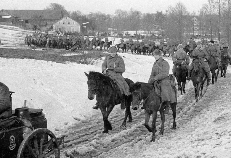Кавалеристы 3-го гвардейского кавалерийского корпуса на подступах к городу Алленштайн. Январь 1945 г. 