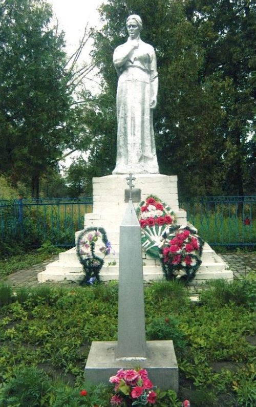 с. Ольшанка Льговского р-на. Памятник, установленный в 1968 году на братской могиле, в которой похоронено 106 советских воинов, в т.ч. 61 неизвестный.