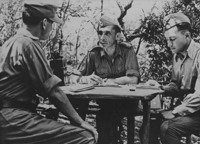 Майор румынской армии на совещании с офицером связи Вермахта в Новороссийске. Август 1943 г. 