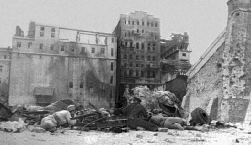 Уличные бои в городе. Сентябрь 1943 г.