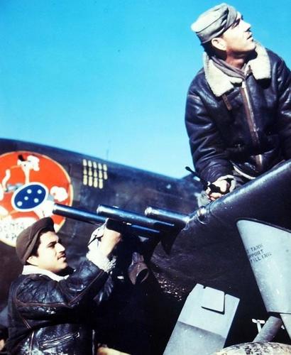 Оружейники обслуживают самолет. 1945 г. 