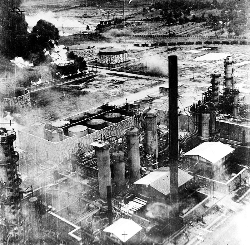 Резервуары для хранения нефти на нефтеперерабатывающем заводе «Columbia Aquila» после атаки B-24 ВВС США. 1 августа 1944 г. 