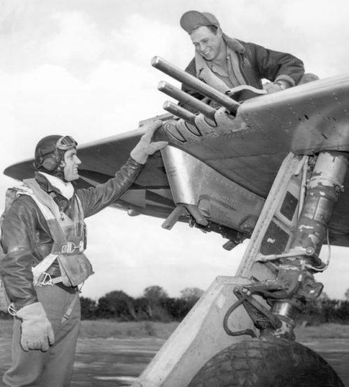 Оружейники обслуживают самолет. 1945 г.