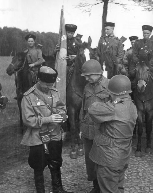 Встреча на Эльбе казаков 3-го кавалерийского корпуса с американскими офицерами. Апрель 1945 г.