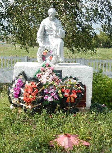 с. Безлепкино Мантуровского р-на. Памятник, установленный в 1957 году на братской могиле, в которой похоронено 165 советских воинов, в т.ч. 136 неизвестных. 