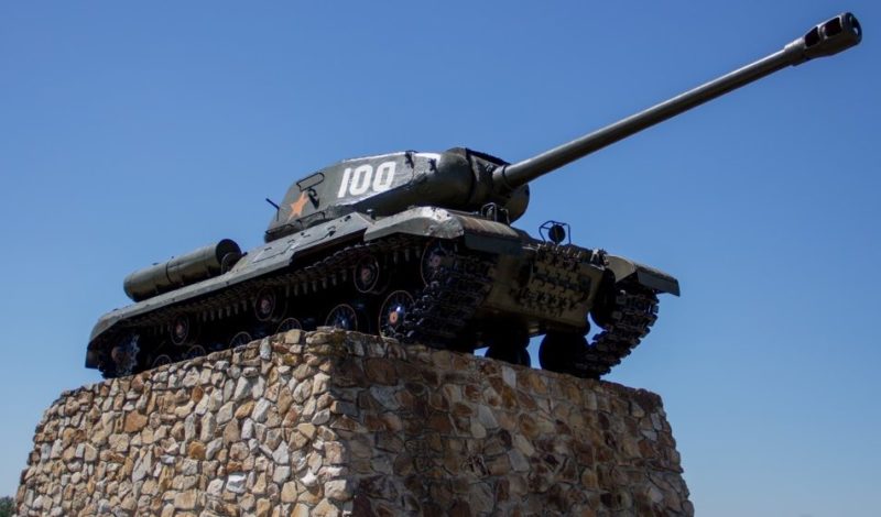 Памятный знак танк ИС-2, установленный в честь героев 19-го Перекопского танкового корпуса сооружён вблизи шоссе Поныри - Ольховатка.