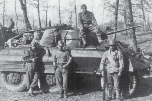Бразильские солдаты у бронетранспортера М8. Италия 1945 г. 