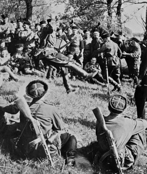 Бойцы 3-го гвардейского кавалерийского корпуса во время отдыха у реки Эльба. Май 1945 г.