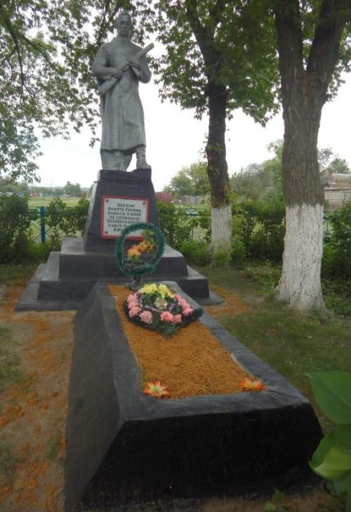 с. Большие Бутырки Мантуровского р-на. Памятник, установленный в 1964 году на братской могиле, в которой похоронен 21 советский воин.