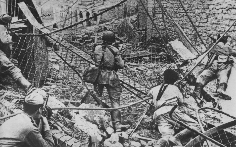 Части советской 18-й армии в бою на набережной Новороссийска. Сентябрь 1943 г. 