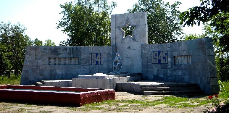 с. Бурцевка Мантуровского р-на. Мемориал, установленный в 1957 году на братской могиле, в которой похоронено 35 советских воинов. 