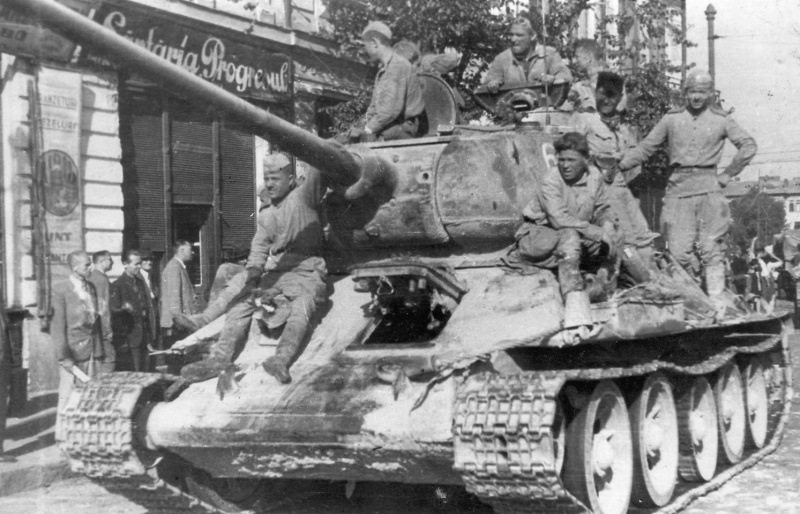 Танк Т-34-85 на улице Бухареста. Август 1944 г. 