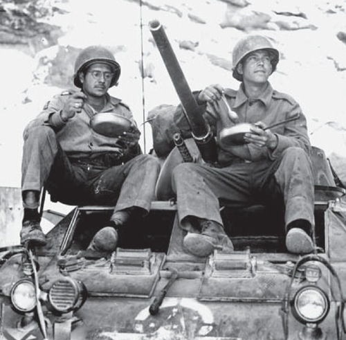 Бразильские солдаты у бронетранспортера М8. Италия 1945 г. 