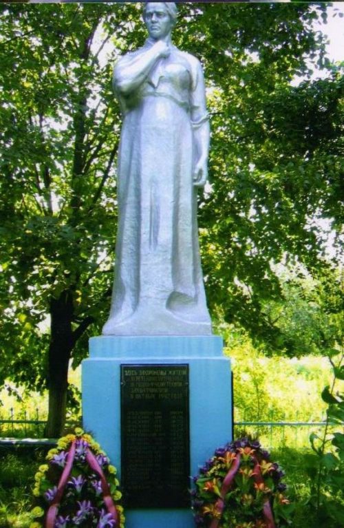 с. Веретенино Железногорского р-на. Памятник, установленный на братской могиле, в которой захоронено 64 человека, расстрелянных в 1942 году.